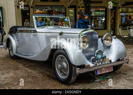 BADEN BADEN, Deutschland - Juli 2019: Silber grau BENTLEY SPEED SIX cabrio Roadster 1926, Oldtimer Treffen im Kurpark. Stockfoto