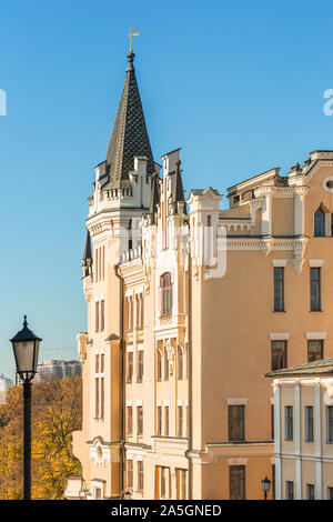 Fragment der Burg "Richard Löwenherz" (1904) - Sehenswürdigkeiten der Stadt Kiew, Ukraine. Das Haus liegt am St. Andrew's Abstieg entfernt und ist Stockfoto