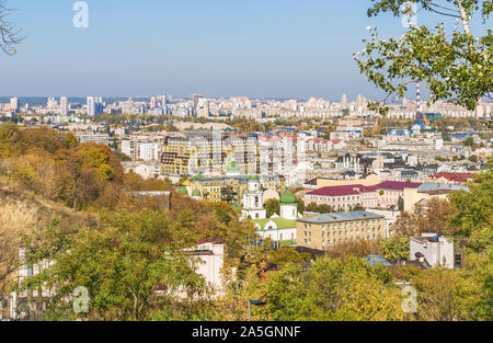 Blick auf die bunten Dächer von neuen Wohngebäuden auf Vozdvizhenka in einem neuen Wohngebiet in den alten historischen Stadtteil Podol, Kiew. Stockfoto