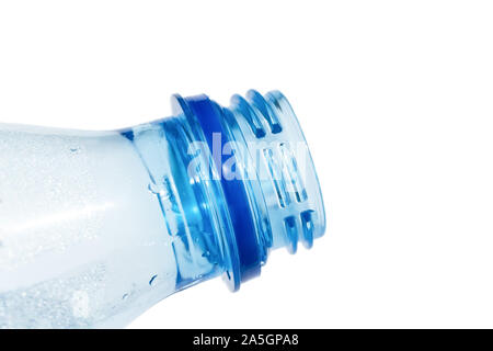 Plastikflasche Hals schließen bis auf weißem Hintergrund Stockfoto