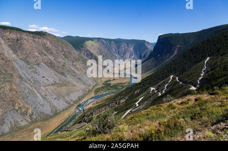 Ansicht von oben auf die Chulymshan river valley und Abstieg vom Katu-Yaryk Pass in der Republik Altai, Sibirien, Russland Stockfoto