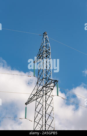 Hohe Spannung Getriebe pylon gegen den blauen Himmel mit Wolken Stockfoto