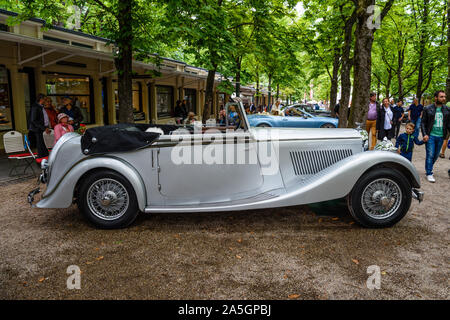 BADEN BADEN, Deutschland - Juli 2019: Silber grau BENTLEY SPEED SIX cabrio Roadster 1926, Oldtimer Treffen im Kurpark. Stockfoto