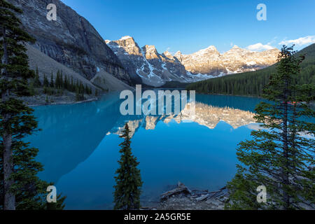 Sonnenaufgang am Moraine Lake im Banff National Park, Kanada. Stockfoto