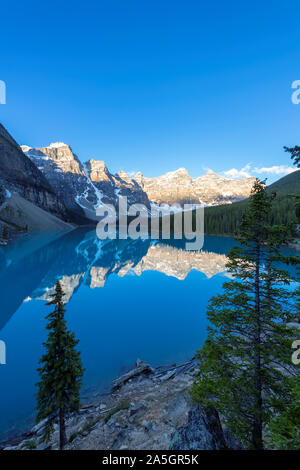 Sonnenaufgang am Moraine Lake im Banff National Park, Kanada. Stockfoto