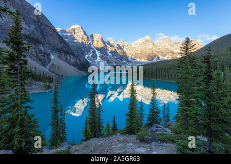 Sonnenaufgang am Moraine Lake im Banff National Park, Kanada. Stockfoto