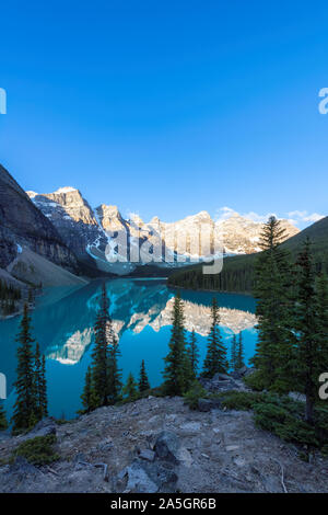 Sonnenaufgang am Moraine Lake im Banff National Park, Kanada. Stockfoto