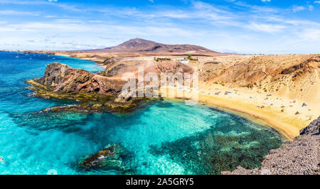 Landschaft mit türkisfarbenen Meer Wasser am Strand Papagayo, Lanzarote, Kanarische Inseln, Spanien Stockfoto