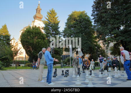 SARAJEVO, BOSNIEN UND HERZEGOWINA - September 13, 2019: Lokale Schachspieler treffen in Liberation Square und Spielen mit einem großen Schachbrett Stockfoto