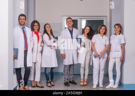Gruppe von medizinischem Personal, Team Ärzte und Krankenschwestern in den Flur eines Krankenhauses posiert, Klinik. Stockfoto