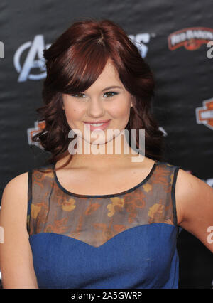 LOS ANGELES, Ca. April 11, 2012: Debby Ryan bei der Weltpremiere von "pilgerzentren Die Rächer" am El Capitan Theatre, Hollywood. © 2012 Paul Smith/Featureflash Stockfoto