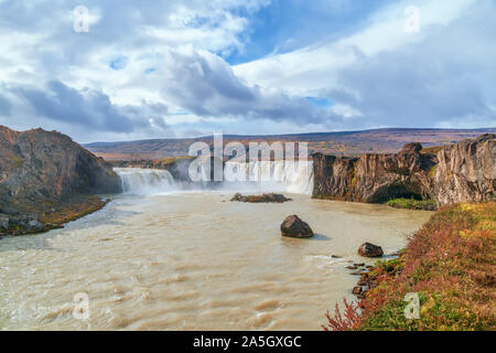 Ansicht der Godafoss von West Bank im Herbst. Einer der bekanntesten Wasserfälle in Island Stockfoto