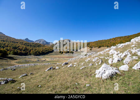 Sonnigen Tal im Nationalpark Abruzzen im Herbst, Italien Stockfoto