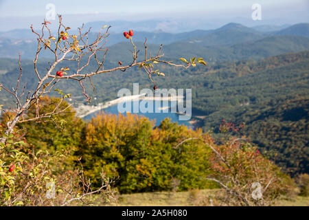 Ansicht der montagna Spaccata See im Nationalpark Abruzzen, Italien Stockfoto