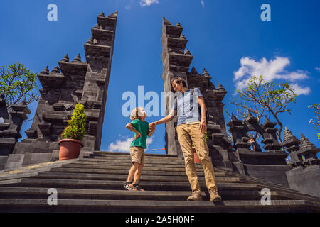 Vater und Sohn Touristen in budhist Tempel Brahmavihara-arama Banjar Bali, Indonesien. Flitterwochen Stockfoto