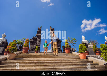 Vater und Sohn Touristen in budhist Tempel Brahmavihara-arama Banjar Bali, Indonesien. Flitterwochen Stockfoto