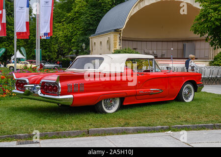 BADEN BADEN, Deutschland - Juli 2019: Rot Weiß zweite Generation des Ford Thunderbird AKA Square Bird Cabrio 1958, Oldtimer Treffen im Kurpark. Stockfoto