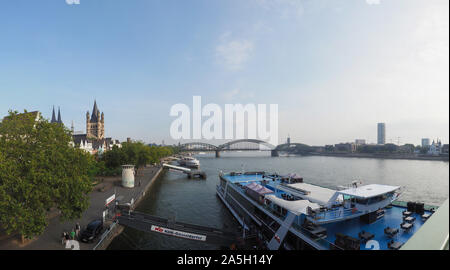 KOELN, Deutschland - ca. August 2019: Skyline der Stadt gesehen vom Rhein (Rhein) Stockfoto