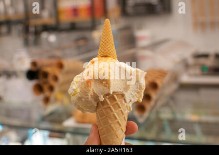 Ein typisch italienisches Eis in einem traditionellen Gelateria in Como, Italien Stockfoto