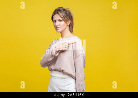 Verschwinde! Portrait von wütenden jungen bossy Frau mit blondem Haar legere Bluse ständigen poiting Finger heraus, stirnrunzelnd und Kamera. Du bist gefeuert Stockfoto