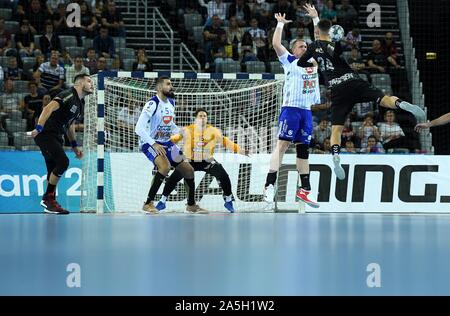 (191021) - Zagreb, Oktober 21, 2019 (Xinhua) - Ante Gadza von PPD-Zagreb schießt den Ball während VELUX EHF Champions League, Gruppe A, Runde 5 Match zwischen PPD-Zagreb und MOL - Szeged in Zagreb, Kroatien, Okt. 20, 2019. (Marko Lukunic/Pixsell über Xinhua) Stockfoto