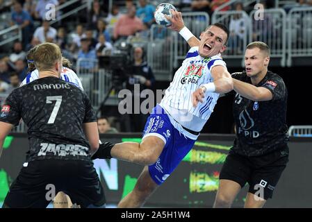 (191021) - Zagreb, Oktober 21, 2019 (Xinhua) - Jonas Kallman (C) der MOL-Pick Szeged schießt den Ball während VELUX EHF Champions League, Gruppe A, Runde 5 Match zwischen PPD-Zagreb und MOL-Pick Szeged in Zagreb, Kroatien, Okt. 20, 2019. (Marko Lukunic/Pixsell über Xinhua) Stockfoto