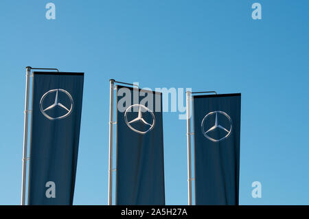 Vezia, Tessin, Schweiz - 7. Oktober 2019: Blick auf drei Fahnen mit dem Logo von Mercedes Benz in Vezia, Schweiz. Stockfoto