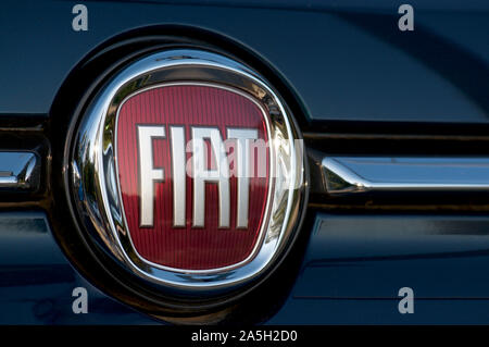 Vezia, Tessin, Schweiz - 7. Oktober 2019: Schließen Sie herauf Bild der Fiat Logo auf Autos Motorhaube platziert Stockfoto