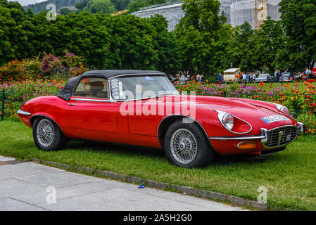 BADEN BADEN, Deutschland - Juli 2019: Rot Schwarz JAGUAR E-Type V12 1974 Cabrio, Roadster, Oldtimer Treffen im Kurpark. Stockfoto