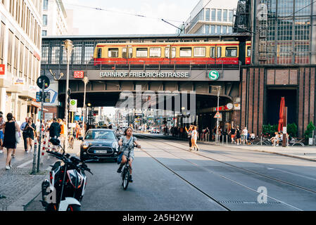 Berlin, Deutschland - 27. Juli 2019: Malerische Aussicht auf der Friedrichstraße street in Berlin Friedrichstraße Bahnhof am Abend Stockfoto