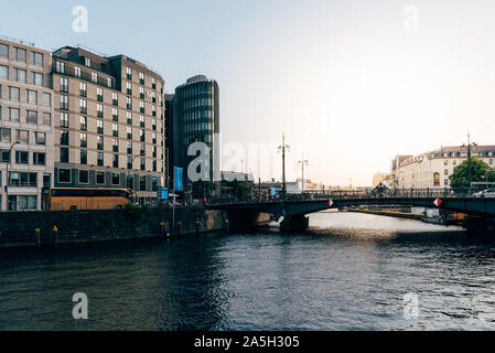 Berlin, Deutschland - 27. Juli 2019: Weidendammer Brücke an der Spree in der Friedrichstraße, bei Sonnenuntergang. Sun flare auf Hintergrund Stockfoto