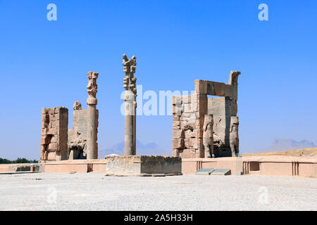 Tor aller Nationen (Xerxes Tor) mit steinernen Statuen von lamassu in der antiken Stadt Persepolis, Iran. Weltkulturerbe der UNESCO Stockfoto