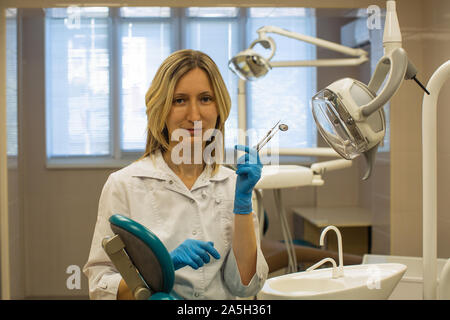 Frau Zahnarzt Arzt mit Instrument in der zahnmedizinischen Büro, Stomatologie und Gesundheitswesen Konzept. Stockfoto