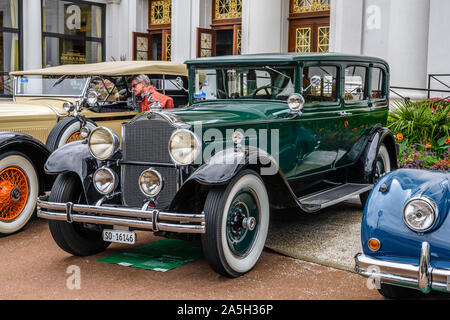 BADEN BADEN, Deutschland - Juli 2019: Dunkelgrün PACKARD DE LUXE 8 904 Sedan Limousine 1932, Oldtimer Treffen im Kurpark. Stockfoto