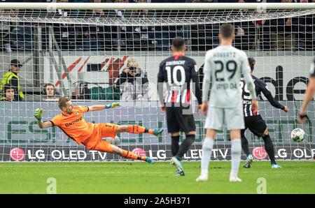 Goncalo PACIENCIA (F) zählte die Strafe für einen 2-0 Sieg gegen Torwart Lukas HRADECKY (LEV), Aktion, Fußball 1. 1. Fussballbundesliga, 8. Spieltag, Eintracht Frankfurt (F) - Bayer 04 Leverkusen (LEV), 18.10. 2019 in Frankfurt/Deutschland. € | Nutzung weltweit Stockfoto