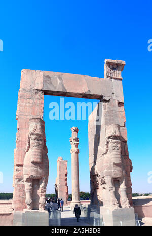 Tor aller Nationen (Xerxes Tor) mit steinernen Statuen von lamassu in der antiken Stadt Persepolis, Iran. Weltkulturerbe der UNESCO Stockfoto