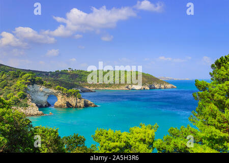 Apulien Küste: Panoramablick auf die Bucht von San Felice, Italien. Gargano Nationalpark: der Little Rock Arch (Architello) ist spektakulär Symbol von Vieste entfernt. Stockfoto