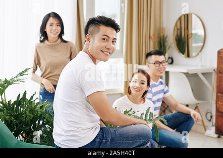 Portrait von gutaussehenden jungen vietnamesischen Mann Freunde zu Hause besuchen Stockfoto