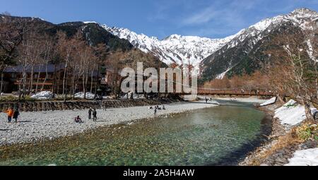 Brücke über Azusa River, Mount Yake, Japanische Alpen, Kamikochi, Matsumoto, Nagano, Japan, Schnee im Hintergrund Stockfoto