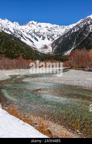 Azusa River, Berg Hotaka Schnee in den Rücken fallen, die Japanischen Alpen, Kamikochi, Matsumoto, Nagano, Japan Stockfoto