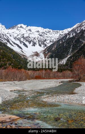 Azusa River, Berg Hotaka Schnee in den Rücken fallen, die Japanischen Alpen, Kamikochi, Matsumoto, Nagano, Japan Stockfoto