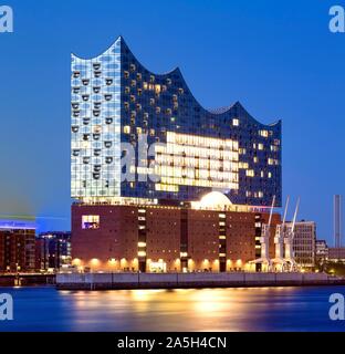 Beleuchtete Elbphilharmonie während der Blauen Stunde, Speicherstadt, Kaiserkai, Hafencity, Hamburg, Deutschland Stockfoto