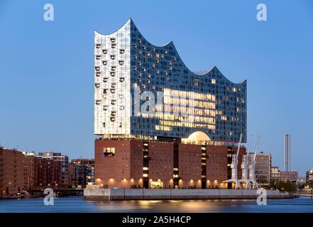 Beleuchtete Elbphilharmonie während der Blauen Stunde, Speicherstadt, Kaiserkai, Hafencity, Hamburg, Deutschland Stockfoto