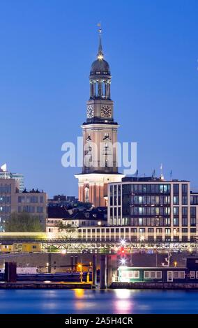 Die evangelische Kirche St. Michaelis während der Blauen Stunde, St. Pauli, Hamburg, Deutschland Stockfoto