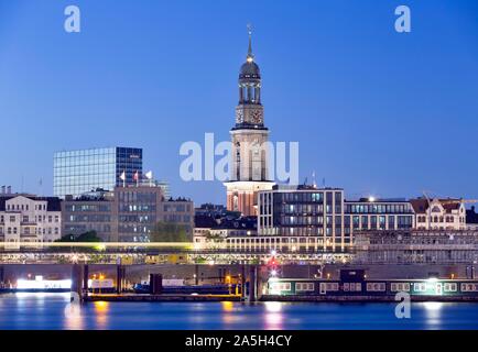 Die evangelische Kirche St. Michaelis während der Blauen Stunde, St. Pauli, Hamburg, Deutschland Stockfoto