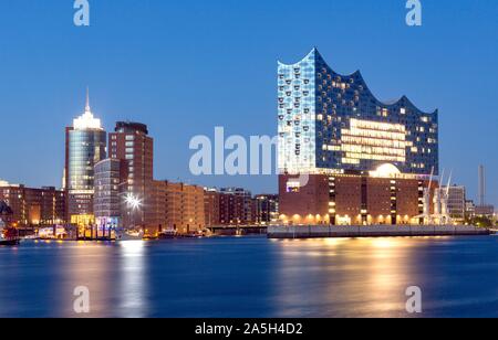 Beleuchtete Elbphilharmonie während der Blauen Stunde, Speicherstadt, Kaiserkai, Hafencity, Hamburg, Deutschland Stockfoto