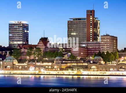 St. Pauli Landungsbrücken, Bernhard-Nocht-Institut für Tropenmedizin, Hochhäuser der Hafenkrone, St. Pauli, Hamburg, Deutschland Stockfoto