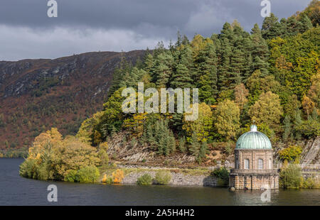 Die Hügel rund um den Garreg ddu Reservoir im Elan Valley in Powys Mid Wales an einem sonnigen Herbsttag. Stockfoto