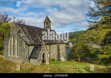 Nantgwyllt Church oberhalb Des Caban Coch Reservoirs im Elan Valley Powys Mid Wales. Die Kirche wurde hierher verlegt, nachdem ihr Standort überschwemmt werden sollte. Stockfoto