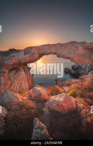 Blick auf Cape Greco und Kamara Tou Koraka Natural Arch Brücke, Protaras, Ayia Napa, Zypern Stockfoto